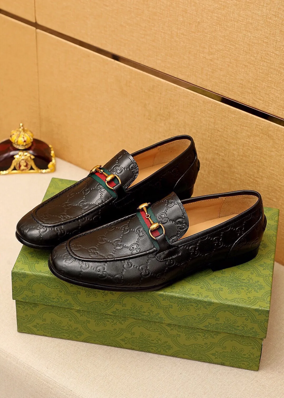 Men's shoes 💰480 💐 Product trademark: GUCCI "Gucci" casual leather shoes Regular size: 38-45 (45.46🉑️customized) Product materials: Selected imported first-layer calfskin embossed upper + luxury hardware buckle, imported cowhide leather lining. Strong three-dimensional visual effect, original outsole color: 2 colors available